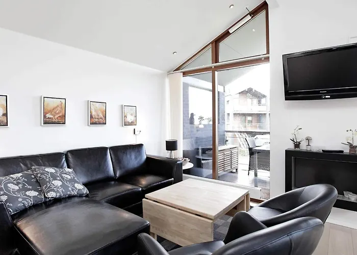 6 Person In Bogense-by Traum